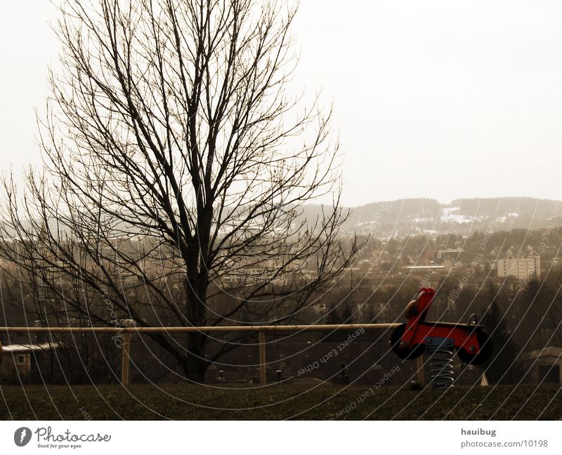 Rote Biker-Schaukel Spielplatz Motorrad Baum rot Natur Aussicht Sepia