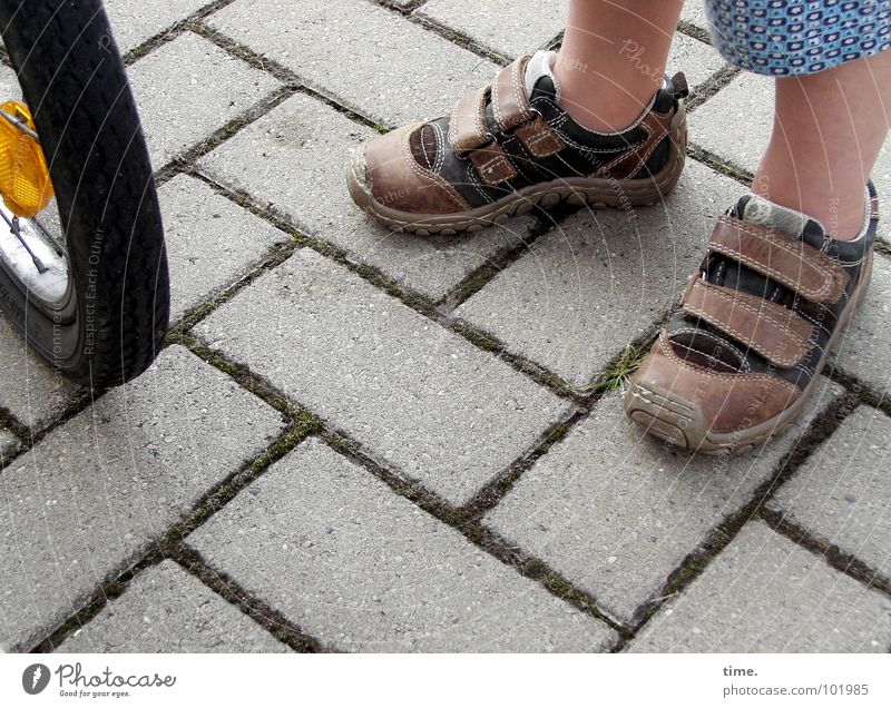 Letzte Ölung Farbfoto Gedeckte Farben Außenaufnahme Tag Freude Spielen Ausflug Fahrrad Junge Fuß Verkehrswege Hose Schuhe Lust Erwartung Warnblinker Shorts Wade