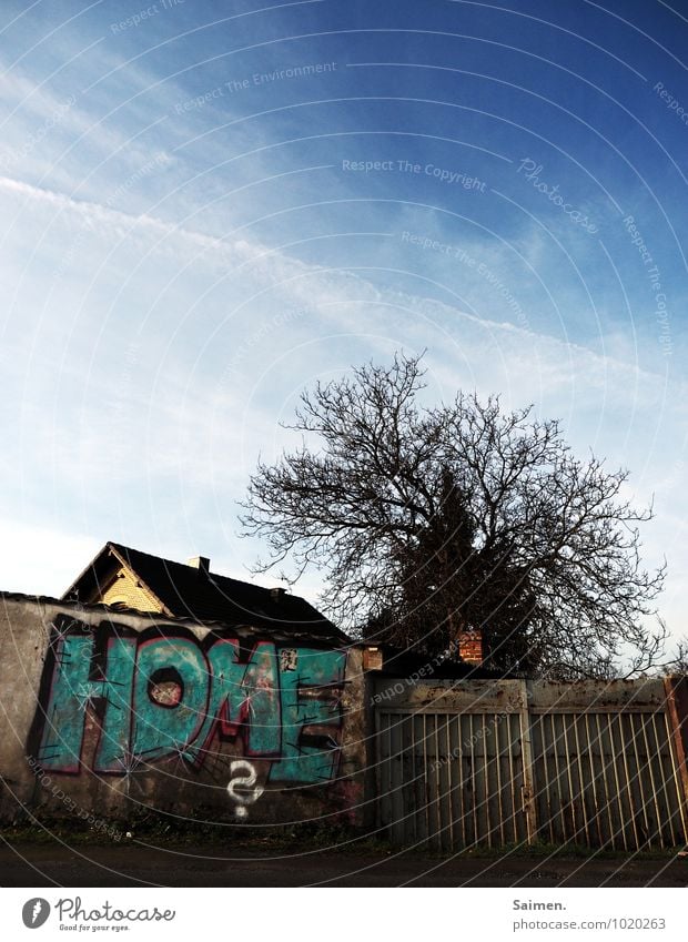 Home is where the graffiti is Himmel Wolken Baum Stadt Stadtrand Haus Einfamilienhaus Mauer Wand Identität Gebäude Dach Tor Heimat Fragezeichen Straße Graffiti