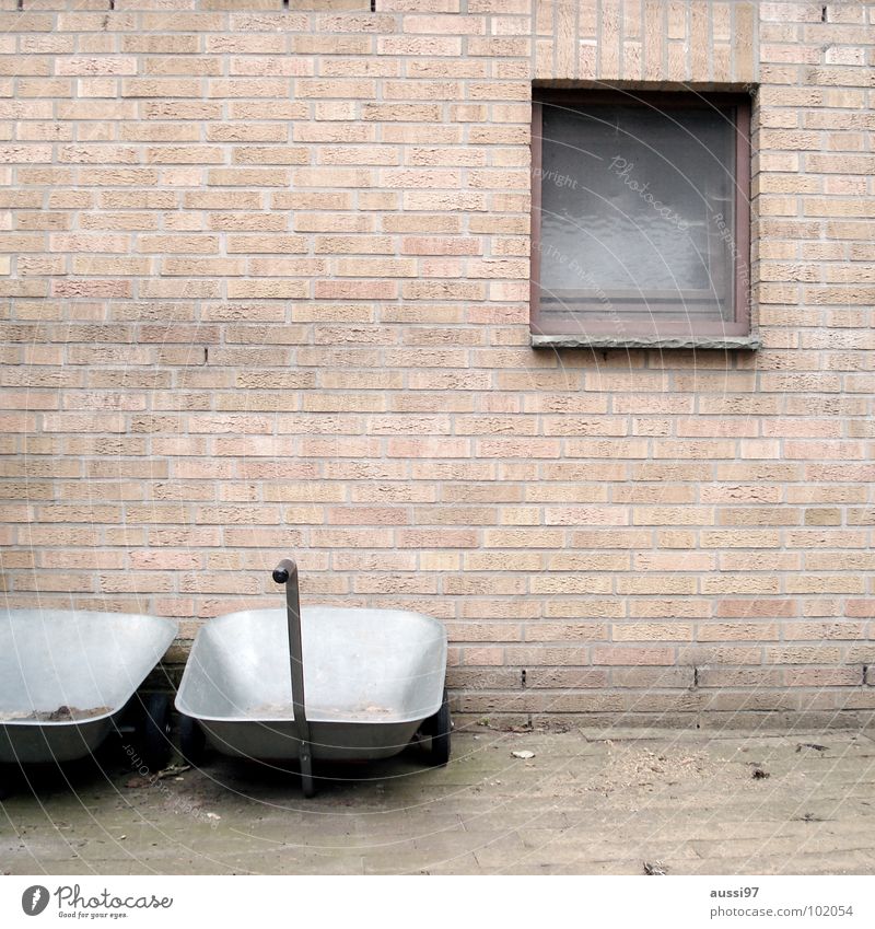 Gärtnerei des Friedhofs I trist Schubkarre Karre Trauer Verzweiflung Hausbau Handwerk Garten Pflanze Gartenbau Tod Leben Landschaftsbau Verzweifelung