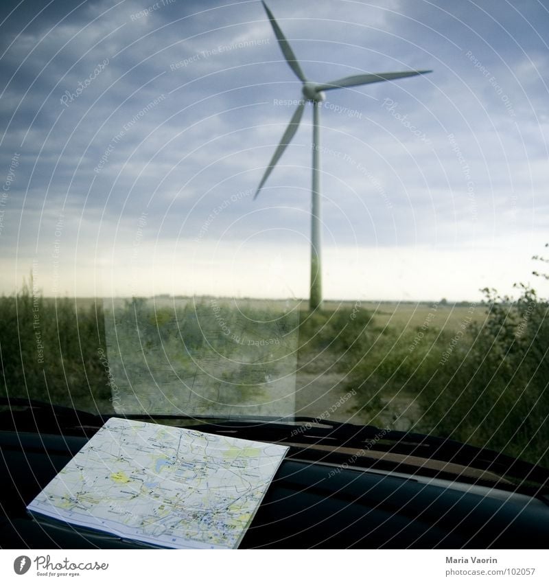 Schatz, ich glaub wir haben uns verfahren! Ferien & Urlaub & Reisen Autofahren Pause Landkarte dunkel Wolken schlechtes Wetter Unwetter Propeller