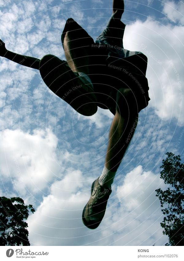 passing by springen Himmel Wolken Froschperspektive Turnschuh Sommer Applaus Freude Freizeit & Hobby Leichtathletik aufwärts oben in die luft gehen sky clouds