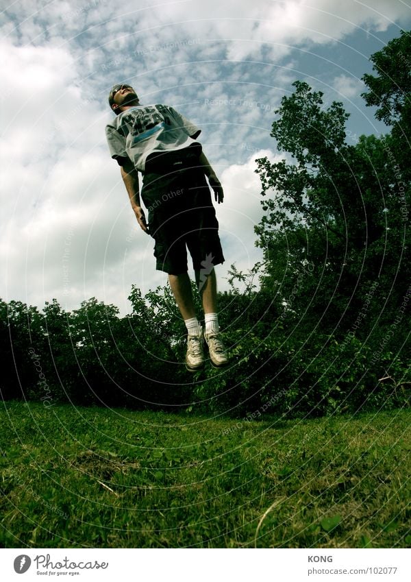 oben links springen Himmel Wolken Froschperspektive Sport Sommer Applaus gekrümmt Schweben Schwerkraft Flugzeug Freude Spielen aufwärts in die luft gehen sky