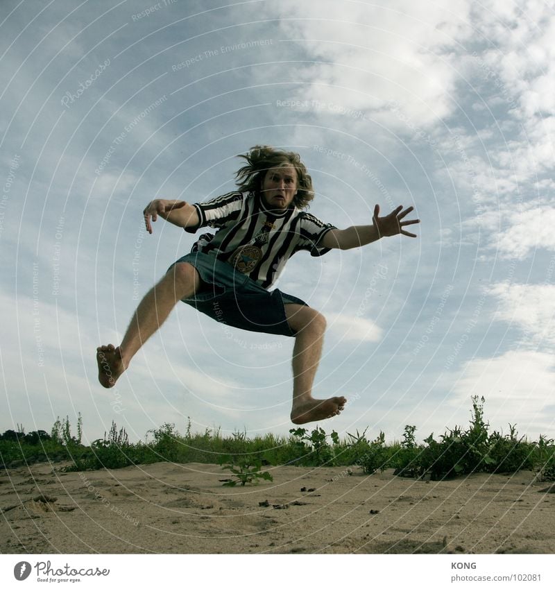 krake springen Himmel Wolken Froschperspektive Sommer Applaus Freude Spielen Mann aufwärts oben in die luft gehen sky clouds Dynamik athletic Sportler hoch