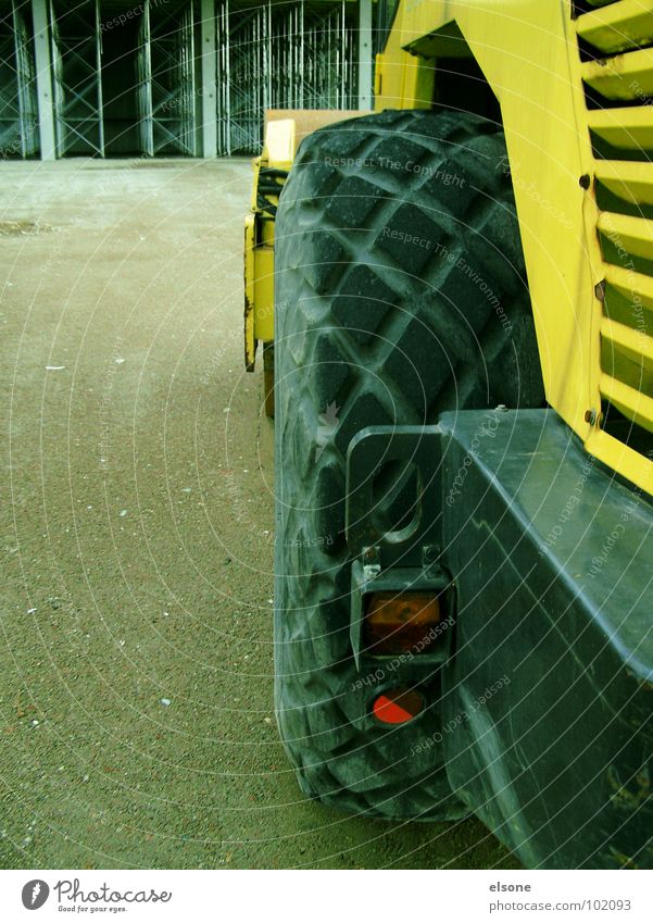 BOB(1) Bagger Baufahrzeug Baustelle Bauarbeiter Gummi groß gelb Schaufel Walze Riesa Industrie bauen Arbeit & Erwerbstätigkeit Baugerüst maschiene big elsone