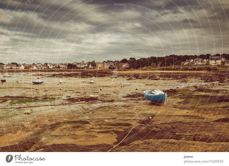 Gezeiten Landschaft Wolken schlechtes Wetter Küste Frankreich Fischerdorf Schifffahrt Fischerboot Hafen blau braun Idylle warten leer trocken Farbfoto