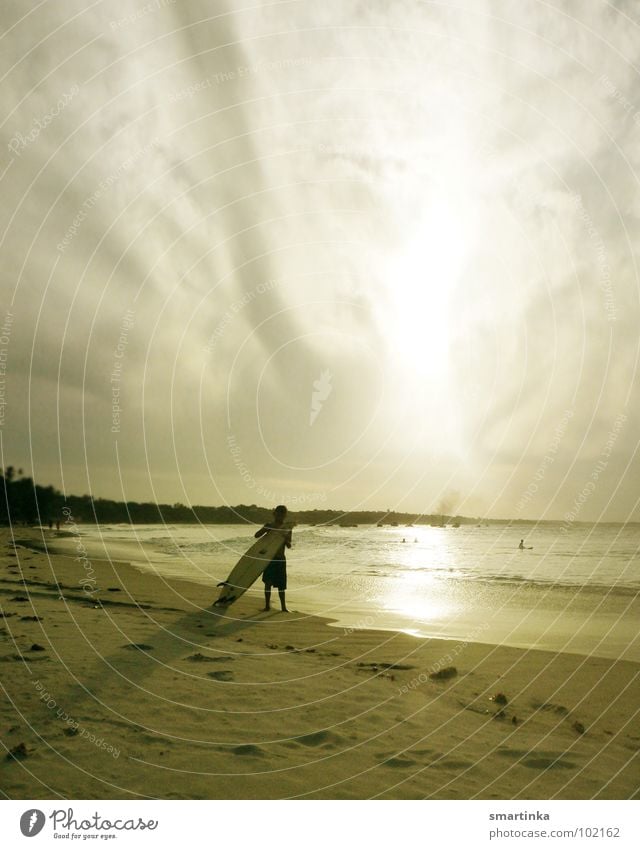 Spor do sol I. Brasilien Ceará Strand Surfer Surfbrett Surfen Sonnenuntergang Wellen Meer Freude Sport Spielen Südamerika Paracuru Local Freiheit Sand