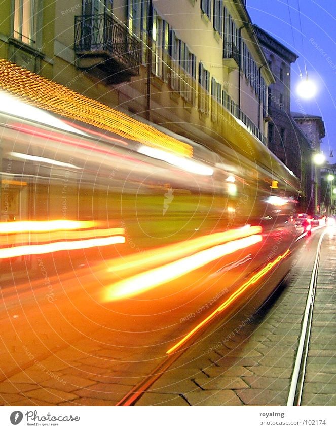 light show Licht gelb Unschärfe Dämmerung Abend Gleise Lampe Langzeitbelichtung Leuchtspur Rücklicht Mailand Verkehr rot Farbe Italien Straße Beleuchtung orange