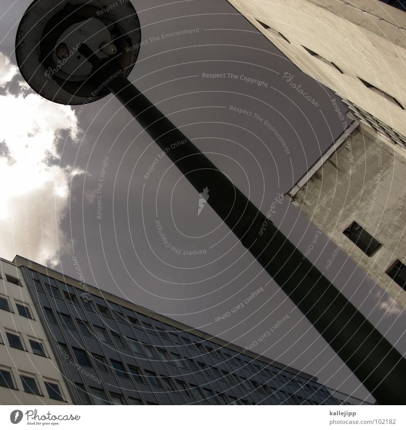 die wolke stört mich Hochhaus Balkon Laterne Lampe Straßenbeleuchtung Fassade Fenster Wohnanlage Stadt rund Pastellton Beton Etage Selbstmörder Raum Mieter