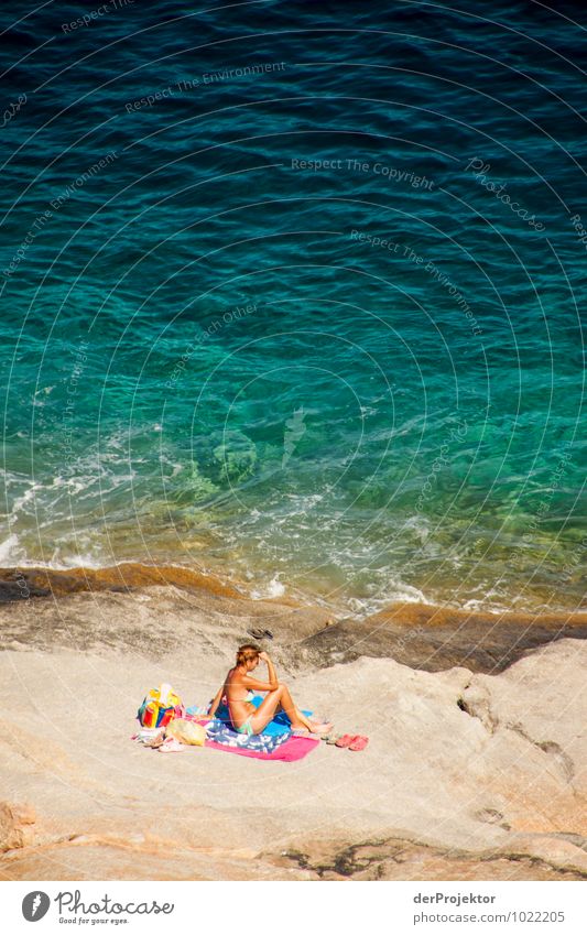 Dame am Felsstrand Freizeit & Hobby Ferien & Urlaub & Reisen Tourismus Ausflug Sommerurlaub Sonnenbad Insel Wellen Mensch feminin Körper 18-30 Jahre Jugendliche