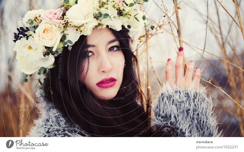 Asiatische Blumen Junge Frau Jugendliche Erwachsene Lippen Hand Frühling Winter Mode Pelzmantel Fell Accessoire brünett Locken Blühend füttern trendy schön