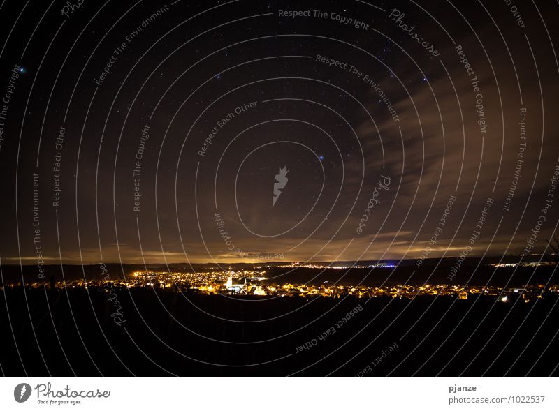 Sternennacht Ausflug Nachtleben Natur Himmel Wolken Nachthimmel Horizont Winter Schönes Wetter Feld Hügel Dorf Kleinstadt Stadtrand Skyline Haus Kirche Dom