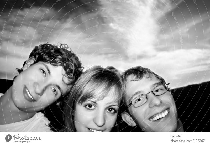 Anlehnen grinsen Wolken Collage Freude Schwarzweißfoto Himmel selbstprotrait Mensch lachen