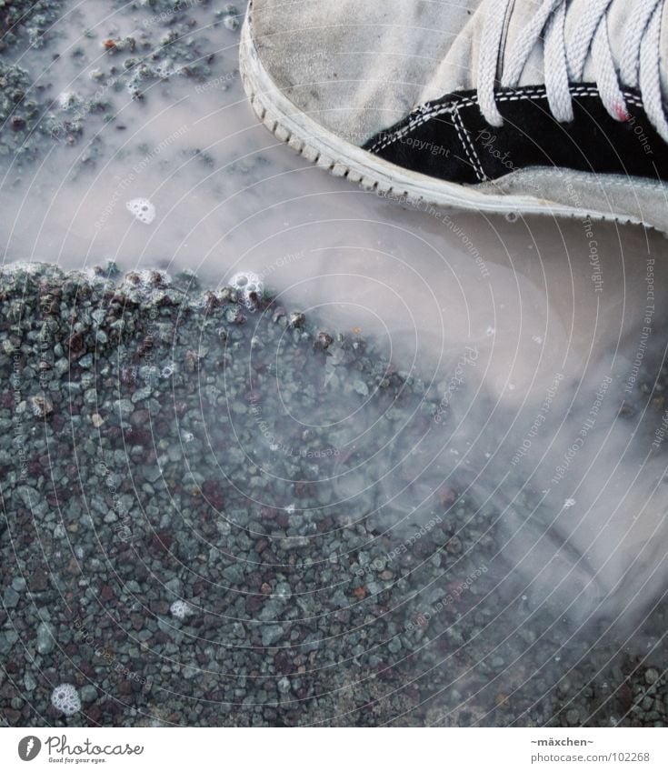 platsch Schuhe Kies Schuhbänder grau schwarz dreckig Fußtritt Wasser Regen spritzen stampfen shoe Beine dirty