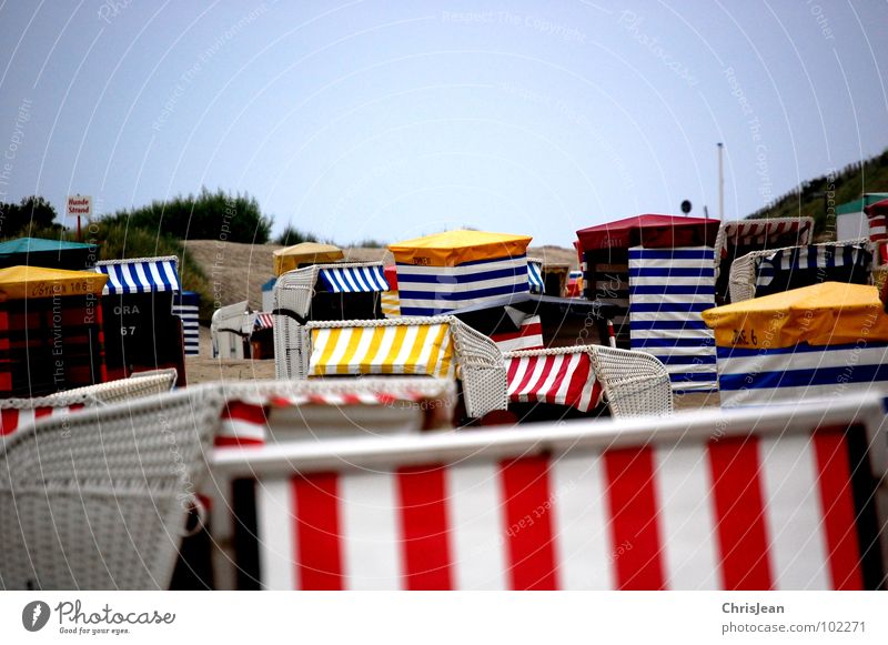 Strandkoerbe Strandkorb Korb Menschenleer Meer Zelt Strandzelt Borkum Erholung Zone Einsamkeit unberührt Ferien & Urlaub & Reisen Langeweile Sommer Küste Farbe