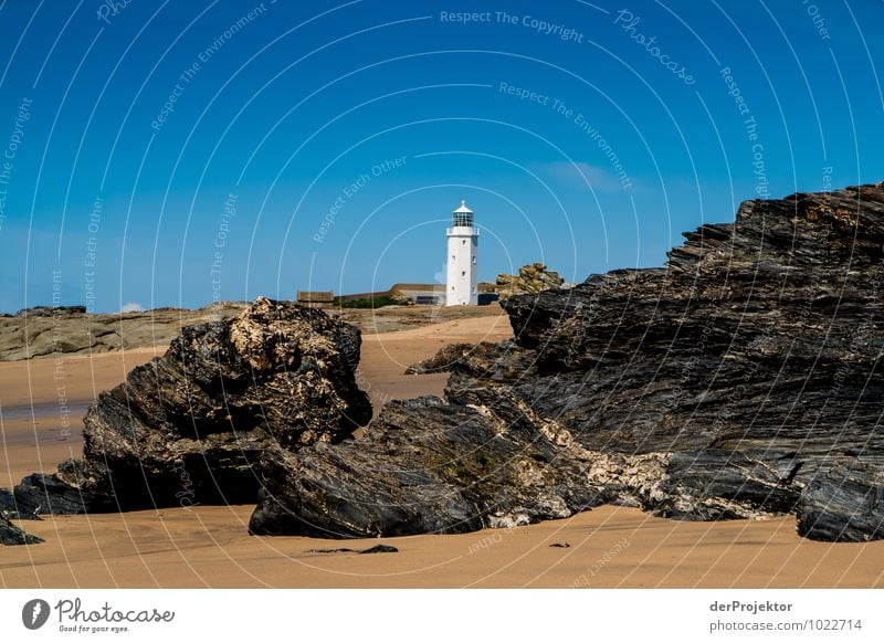 Leuchtturm in Cornwall mit Felsen im Vordergrund Freizeit & Hobby Ferien & Urlaub & Reisen Tourismus Ausflug Abenteuer Ferne Freiheit Umwelt Natur Landschaft