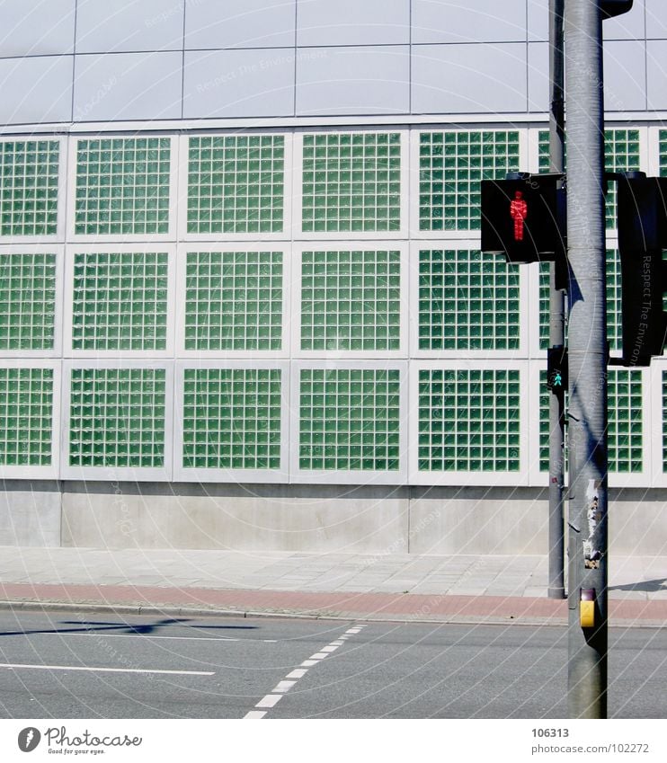 THE RED LIGHT Ampel Bremen rot grün Fabrik Schichtarbeit Fenster geschlossen Produktion Stadt Neustadt Gebäude Brauerei Abfüllanlage Wolken Gerste Hopfen Lampe