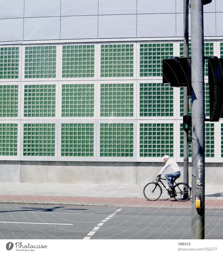 THE RAD LIGHT Ampel Bremen rot grün Fabrik Schichtarbeit Fenster geschlossen Produktion Stadt Neustadt Gebäude Brauerei Abfüllanlage Wolken Gerste Hopfen Lampe