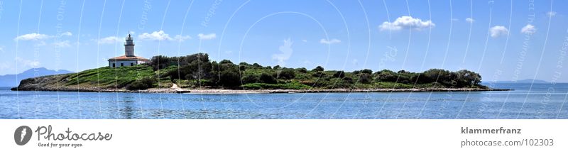 Die Insel Meer Wolken Leuchtturm Wald Horizont Süden See Erholung Meerwasser Strand Altokumulus floccus Wasserfahrzeug Motorboot fahren Segeln Ankunft