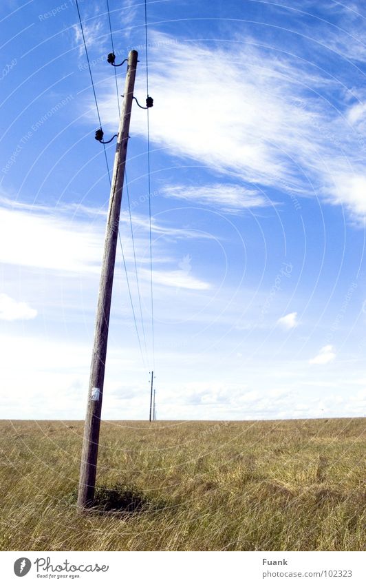 Strom übers Land Elektrizität Strommast Feld Ferne Wolken Sommer Amerika Himmel hell Graffiti Neigung