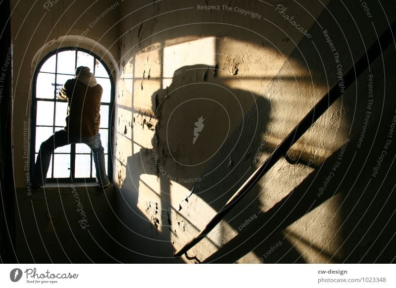 Ausbrechender Einbrecher Mensch maskulin Junger Mann Jugendliche Erwachsene Leben 1 18-30 Jahre 30-45 Jahre Haus Ruine Mauer Wand Fenster hängen alt bedrohlich