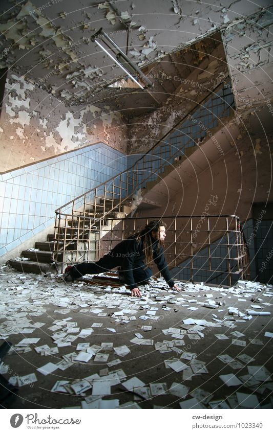 Bärenquell Brauerei | lost places Person Treppenhaus Dreck Papier Konfetti Etiketten Bier Alkohol verfallen Farbfoto Erfrischung Getränk Sport Freizeit warten