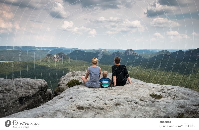 Grenzenlos Ferien & Urlaub & Reisen Freiheit Sommer Berge u. Gebirge wandern Mensch Kleinkind Familie & Verwandtschaft Wald träumen blond authentisch Gesundheit