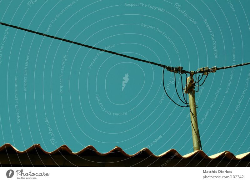 CONNECTING PEOPLE II Verbundenheit Elektrizität Strommast Holz Holzstab grün gefährlich dezent ausbreiten ausgestreckt Quadrat Qualität Lebensqualität Dach