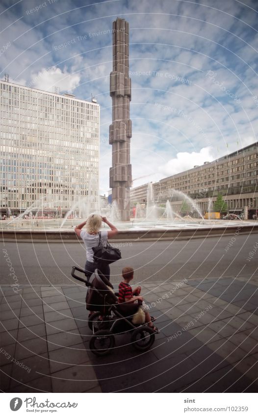 size matters Stockholm Himmel Sommer Kind Kinderwagen Mutter Fotografie Wolken Stadt modern Verkehrswege Europa architecture sky clouds child sint wide sweden