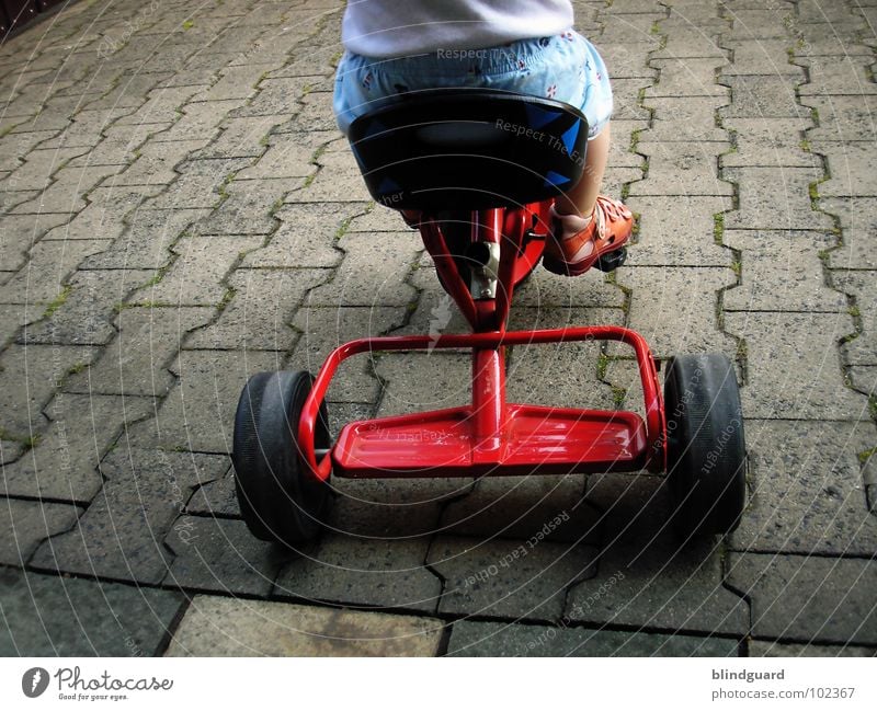 Watch The Children Play ° Kind Spielen Dreirad fahren rot treten Sandale stehen strampeln Hose Hemd gelb Schuhe Sommer Freude bycicle Sitzgelegenheit sitzen Rad