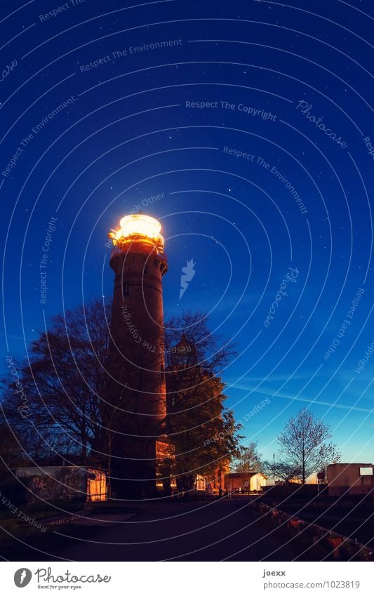 Stableuchte Himmel Wolkenloser Himmel Menschenleer Leuchtturm Denkmal hell hoch blau braun gelb Hilfsbereitschaft Hoffnung Optimismus Kap Arkona mehrfarbig