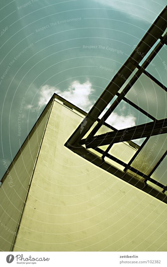 Haus und Dach Glasdach Lagerhaus Wand Mauer vertikal aufstrebend Froschperspektive Wolken Architektur Himmel Gebäude Glätte