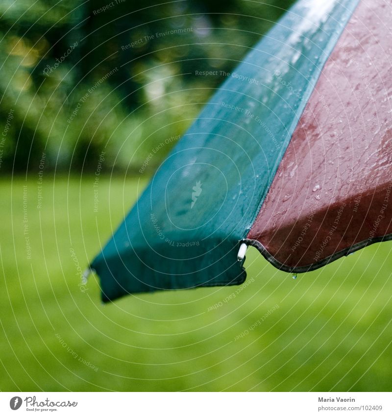 Allwetterschutz Sonnenschirm Regenschirm Donnern nass Wasser trüb schlechtes Wetter Unwetter feucht Sommer Herbst Unlust Gewitter Möbel Wassertropfen getropft