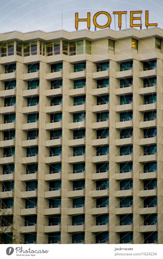 Betonblock mit Meerblick Stil Ferien & Urlaub & Reisen DDR Warnemünde Hochhaus Hotel Plattenbau Fassade Wort eckig oben trist Schutz modern Qualität Symmetrie