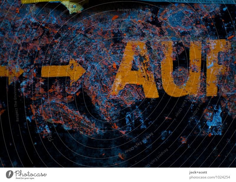 Pfeil Rechts Auf Typographie Grafik u. Illustration Wort dunkel kaputt trashig orange Verfall Vergänglichkeit richtungweisend rechts verwittert Hinweisschild