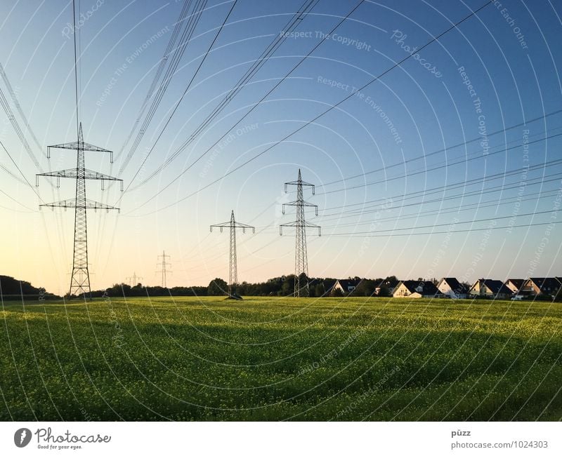 Energie Haus Technik & Technologie Energiewirtschaft Erneuerbare Energie Energiekrise Umwelt Landschaft Himmel Wolkenloser Himmel Sommer Schönes Wetter Feld