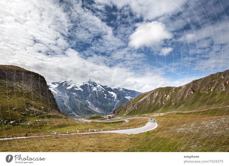 Landschaft mit hohen Berggipfeln, Wolken und Straßen Sommer Winter Schnee Berge u. Gebirge Umwelt Natur Himmel Horizont Park Felsen Alpen Gipfel