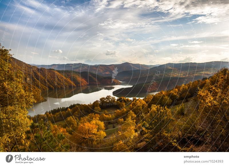 Malerische Autolandschaft mit See im Berg in zarten Pastellfarben schön Berge u. Gebirge Umwelt Natur Landschaft Pflanze Himmel Horizont Herbst Baum Gras Blatt