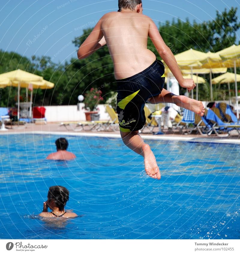 Arschbombe Mut nass kalt Erfrischung Physik Schwimmbad Badehose Freibad Spielen Ferien & Urlaub & Reisen Freizeit & Hobby Kind Strand Barfuß Kindheitstraum