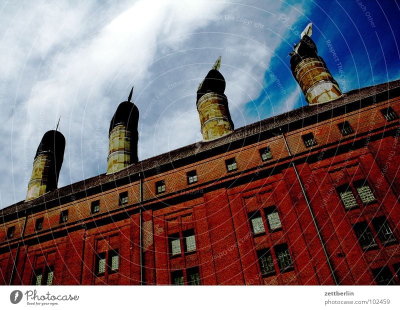 Die vier Jahreszeiten Fabrik Brauerei Dach Froschperspektive 4 Abluft Lüftung Schornstein Industrie Detailaufnahme Berlin mälzerei. Reihe windfang