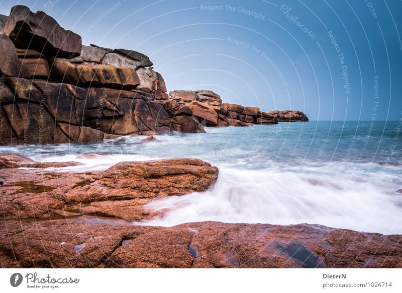 Steinern Umwelt Natur Landschaft Himmel Wolkenloser Himmel Horizont Wellen Küste Meer Atlantik blau braun weiß Frankreich Cote de Granit Rose Felsen rosa