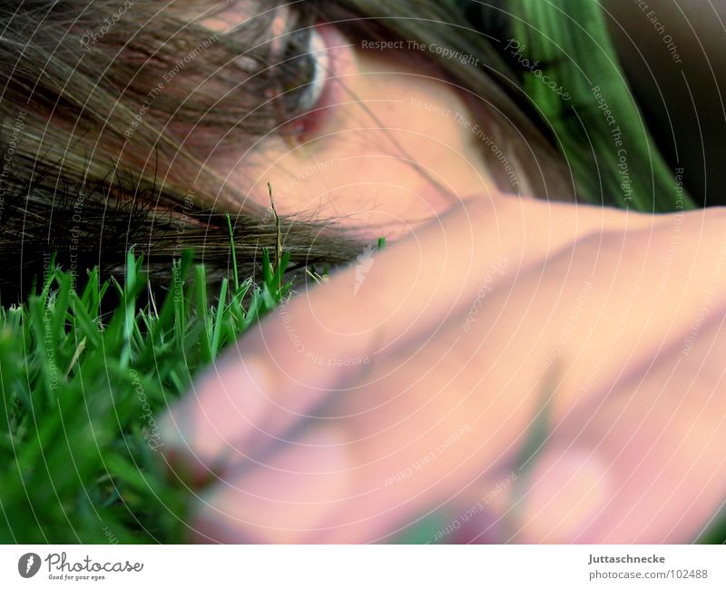 Zurück zur Natur Gras grün Unschärfe Hand Finger Nahaufnahme Jugendliche liegen Verzweiflung Schwäche Frau Gesicht Auge Haare & Frisuren Frauengesicht