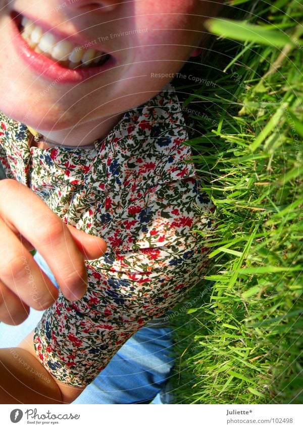 Grins II Frau Blume Wiese grün Hand Erholung Lust Sommer Freude Jugendliche Farbe liegen