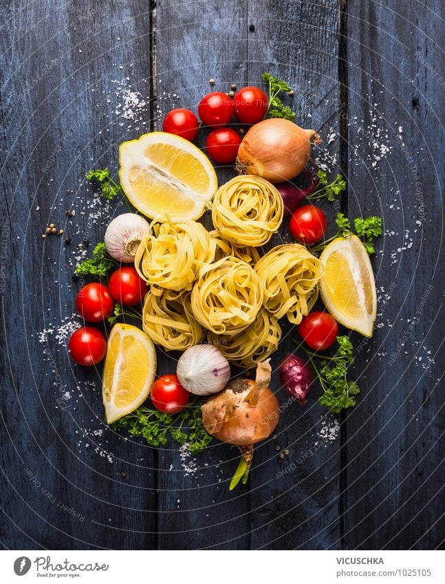 Bandnudeln mit Tomaten und Gewürze für Tomatensauce Lebensmittel Gemüse Teigwaren Backwaren Kräuter & Gewürze Ernährung Mittagessen Festessen Bioprodukte