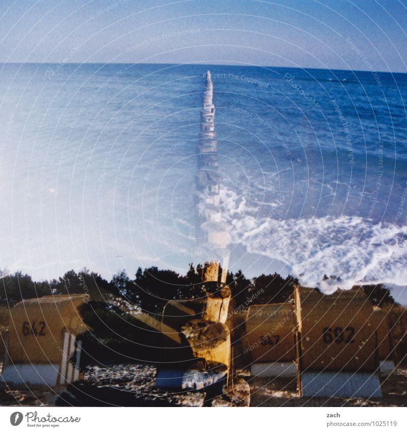 ans Wasser gebaut Erholung ruhig Schwimmen & Baden Sommer Sommerurlaub Strand Meer Wellen Himmel Baum Küste Ostsee Ziffern & Zahlen blau Dia Doppelbelichtung