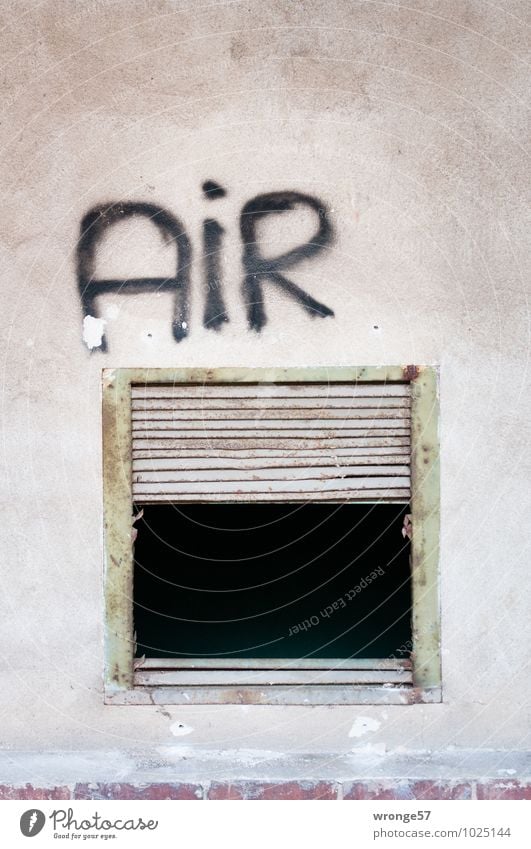 Air-öffnung Industrieanlage Mauer Wand Öffnung alt dunkel eckig kaputt Stadt grau schwarz Gebäudeteil Gitter Quadrat Metall Graffiti Schriftzeichen Rost