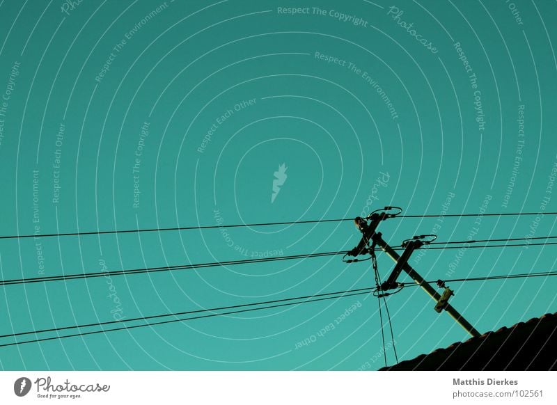 CONNECTING PEOPLE III Verbundenheit Elektrizität Strommast Holz Holzstab grün gefährlich dezent ausbreiten ausgestreckt Quadrat Qualität Lebensqualität Dach