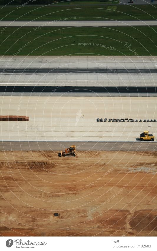 parallele baustellen Baustelle Arbeit & Erwerbstätigkeit produzieren bauen Design Streifen ausrichten Bagger Baufahrzeug Lehm braun Teilung Trennung