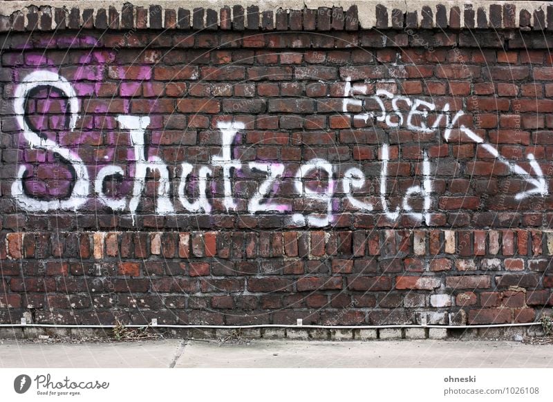 Essensausgabe Mauer Wand Fassade Stein Schriftzeichen Graffiti Pfeil Geld Stadt erpressen Straßenkunst Farbfoto Außenaufnahme Strukturen & Formen