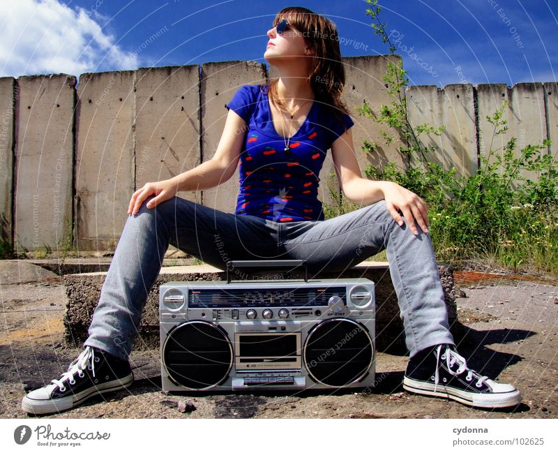 RADIO-AKTIV XIV Frau Stil Musik Sonnenbrille Industriegelände Beton Ghettoblaster Aktion Laune Gefühle Porträt T-Shirt Sommer genießen verfallen Mensch Coolness